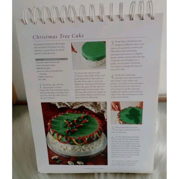 Kids' Party Cakes by Molly Perham 130 Step By Step Recipes For Every Occasion - Picture 4 of 9
